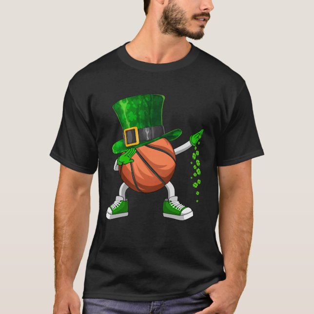 Funny Dabbing Shamrock Basketball St patrick's day T Shirt (Framsida)