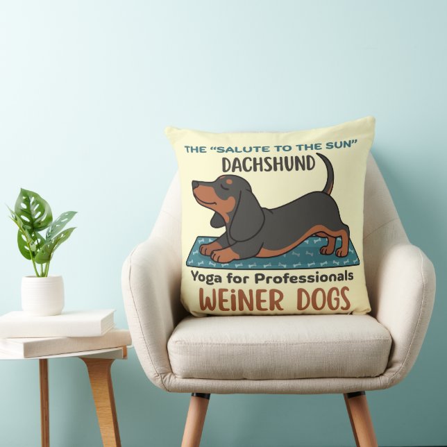 Funny dachshund doing the sun salutation (yoga) kudde (Stol)