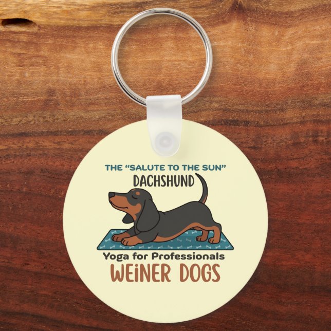 Funny dachshund doing the sun salutation (yoga) nyckelring (Framsida)