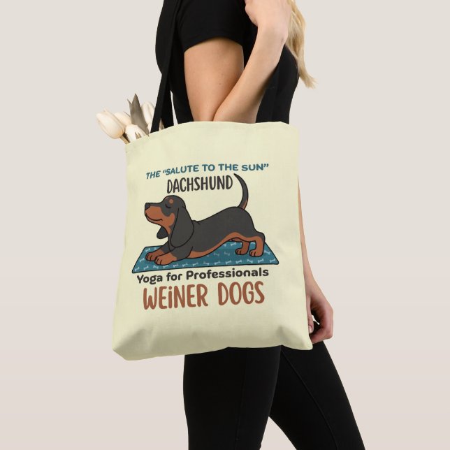 Funny dachshund doing the sun salutation (yoga) tygkasse (Närbild)