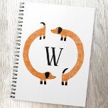 Funny Dachshund Sause Hund Monogram Anteckningsbok<br><div class="desc">Cute och lustig dachshund,  korv hundar eller wiener hundar i evigt rörelse.
Anpassa genom att ändra eller ta bort den ursprungliga versionen.</div>
