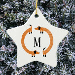 Funny Dachshund Sause Hund Monogram Ceramic Ornam Julgransprydnad Keramik<br><div class="desc">Cute och lustig dachshund,  korv hundar eller hundar i evigt rörelse. Anpassa genom att ändra eller ta bort den ursprungliga versionen.</div>