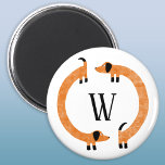Funny Dachshund Sause Hund Monogram Magnet<br><div class="desc">Cute och lustig dachshund,  korv hundar eller hundar i evigt rörelse. Anpassa genom att ändra eller ta bort den ursprungliga versionen.</div>
