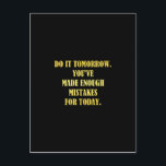 Funny Daily Mistakes Joke Vykort<br><div class="desc">Fetstig gult mot svart bakgrund ger ett humoristiskt budskap om förhalning och dagliga missöden. Uttrycket innebär att man tar en paus efter att ha skapar tillräckligt många misstag för dagen.</div>