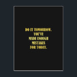 Funny Daily Mistakes Joke Vykort<br><div class="desc">Fetstig gult mot svart bakgrund ger ett humoristiskt budskap om förhalning och dagliga missöden. Uttrycket innebär att man tar en paus efter att ha skapar tillräckligt många misstag för dagen.</div>