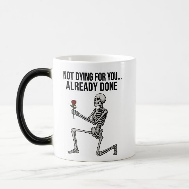 Funny Dark Humor Skeleton with Rose Mug Magisk Mugg (Vänster)