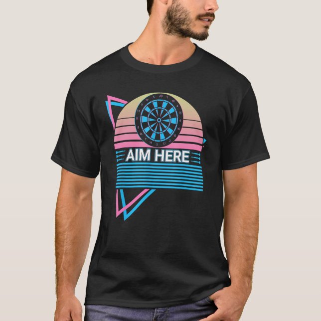 Funny Dart Player Retro Aim Here T Shirt (Framsida)