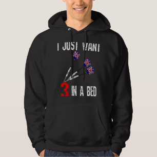 Funny Darts 3 i en Bed Saucy Joke Dart Player Hoodie