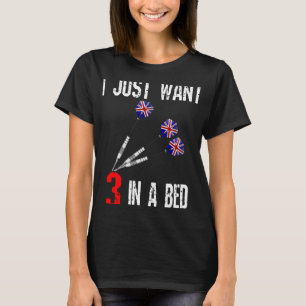 Funny Darts 3 i en Bed Saucy Joke Dart Player T Shirt