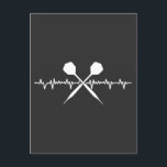 Funny Darts Heartslag Fantastisk för Dart Enthusia Vykort<br><div class="desc">Fira kärlek för mörka med den här coolans hjärtslag. Perfekt till pappor och morfar som är passionerade över att kasta mördare,  denna garanti är en underbar gåva till födelsedagar,  jul,  Thanksgiving eller Halloween. Visa upp hobby med humor och stil</div>