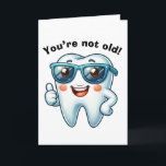 Funny Dentist Birthday Kort<br><div class="desc">Lönsamt födelsedagskort för tandläkare med en rolig tandtand med solglasögon med tummarna på framsidan. Meddelandet på insidan har en rolig tandpun men kan redigeras om du vill. Det skulle göra ett lustigt födelsedagskort för tandläkaren,  tandhygienist osv. i ditt liv.</div>