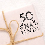 Funny Deutch German 50 Na und 50 Birthday Stämpel<br><div class="desc">Rustic Deutch German 50 Na und 50 Birthday gummi frimärke. 50-årsdagen frimärke. Motiverande och positivt citat 50 Na und! (Så vad på tyska) i modern typografi och rustiska vrister. Frimärke är underbart som en hantverksutrustning eller som en posteringsutrustning för en kvinna eller man som firar 50-årsdagen och har en känsla...</div>