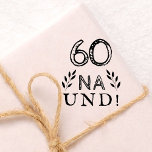 Funny Deutch German 60 Na und 60 Birthday Stämpel<br><div class="desc">Rustic Deutch German 60 Na und 60 Birthday gummi frimärke. 60-årsdagen frimärke. Motiverande och positivt citat 60 Na und! (Så vad på tyska) i modern typografi och rustiska vrister. Frimärke är underbart som en hantverksutrustning eller som en posteringsutrustning för en kvinna eller man som firar 60-årsdagen och har en känsla...</div>