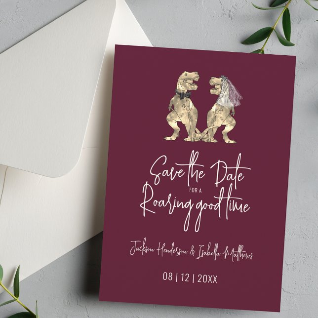 Funny Dinosaur Bride och Groom Bröllop Burgundy Spara Datumet (Funny Dinosaur wedding burgundy ivory cream invitation fun T-Rex dino bride and groom trendy script)