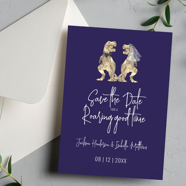 Funny Dinosaur Bröllop Navy Blue Spara Datumet (Funny Dinosaur wedding save the date navy blue white invitation Modern script T-Rex bride and groom)