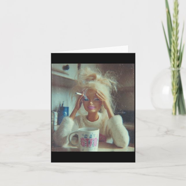 Funny Disgusting Doll Face Meme Smoking Sad Sarcas Kort (Framsida)