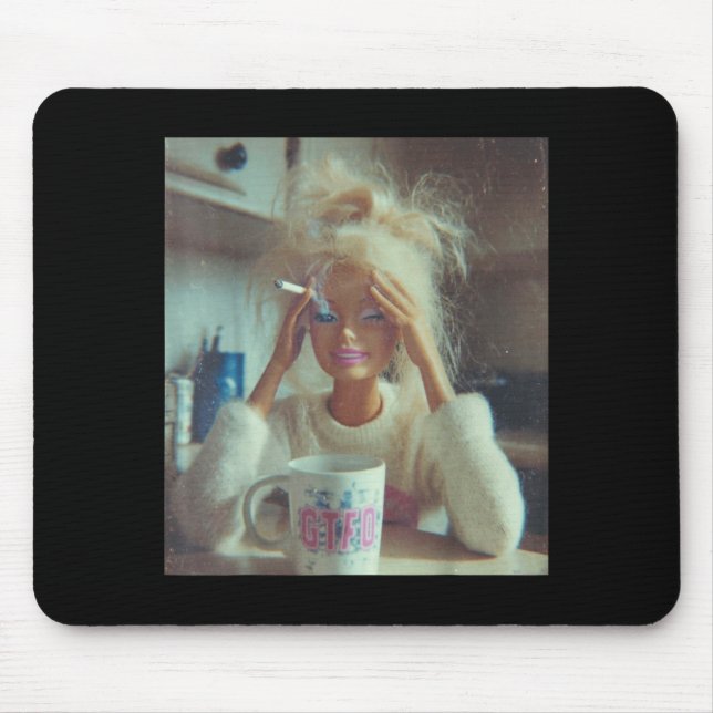 Funny Disgusting Doll Face Meme Smoking Sad Sarcas Musmatta (Framsidan)