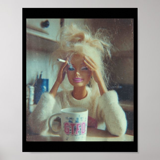 Funny Disgusting Doll Face Meme Smoking Sad Sarcas Poster (Framsidan)