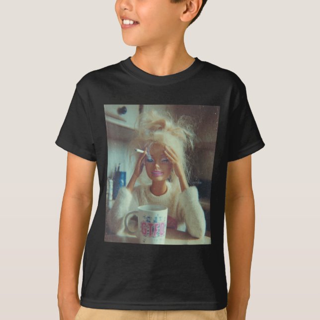 Funny Disgusting Doll Face Meme Smoking Sad Sarcas T Shirt (Framsida)