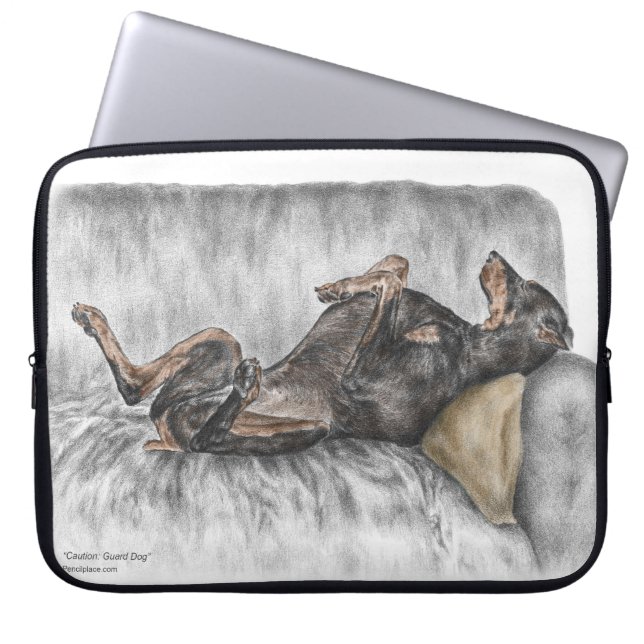 Funny Doberman på Soffa Laptop Sleeve (Framsidan)