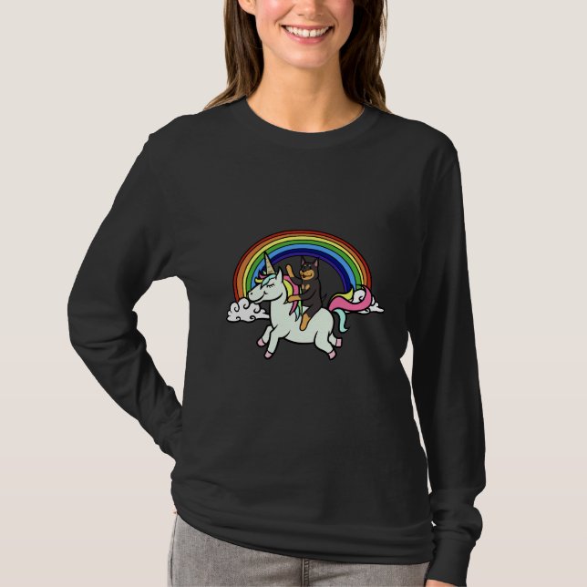 Funny Doberman Riding Unicorn T Shirt (Framsida)