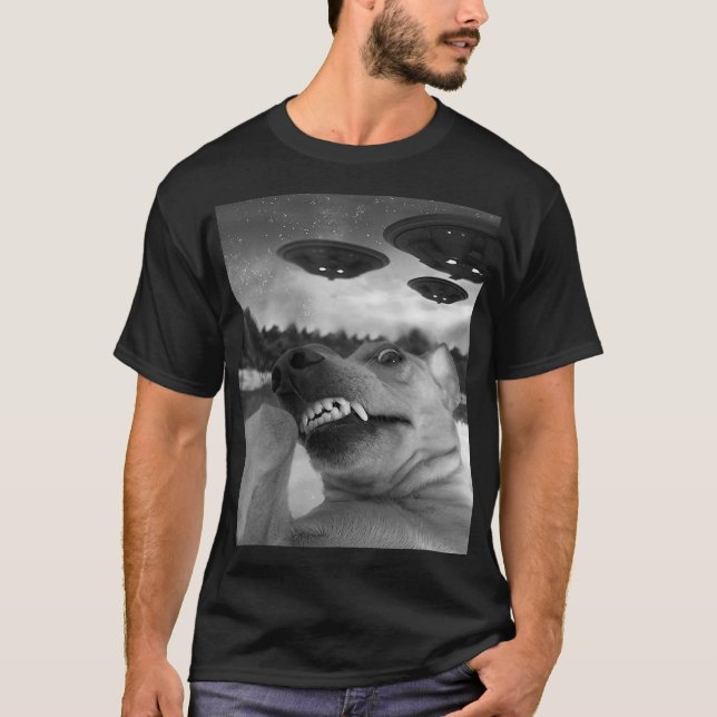 Funny Dog Face Taking Selfie With Alien Funny Alie T Shirt (Framsida)