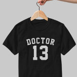 Funny Doktor Lucky Number 13 T-Shirt<br><div class="desc">Lämpligt för alla läkare som har 13 som turnummer (eller oturnummer)</div>