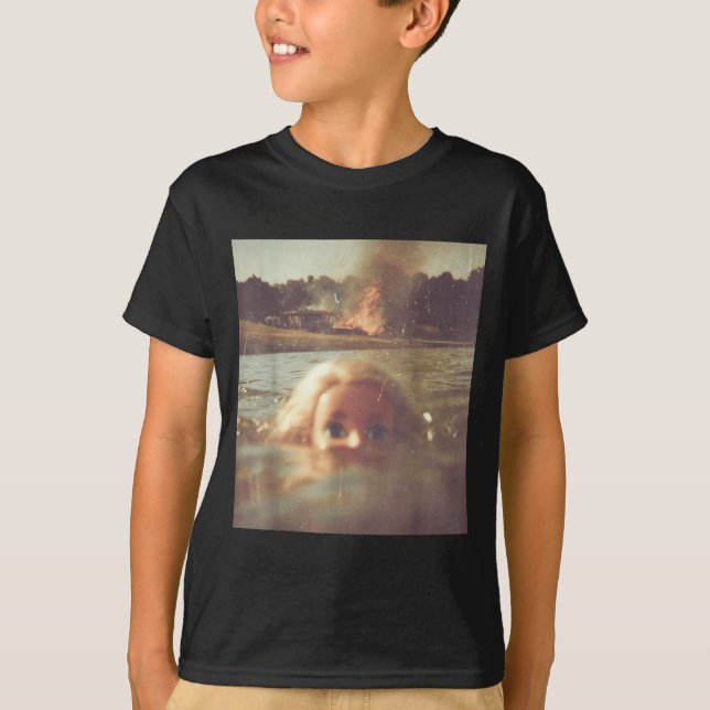 Funny Doll Face Swimming Meme  T Shirt (Framsida)