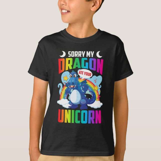 Funny Dragon äter Unicorn T Shirt (Framsida)