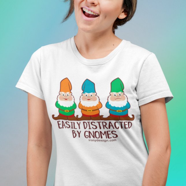 Funny Easily Distrated by Gnomes T Shirt (Skapare uppladdad)