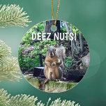 Funny ekorrel Deez Nöt Opassande Humor Photo Julgransprydnad Keramik<br><div class="desc">DEEZ NÖT! Ett superskojets ekorrespel på ord skämtar om nöt. Äkta julklapp för en vuxen i humor. Få dina vänner att skratta med det här popkulturcitatet.</div>