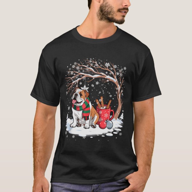 Funny English Bulldog In The Snow Tree Christmas W T Shirt (Framsida)
