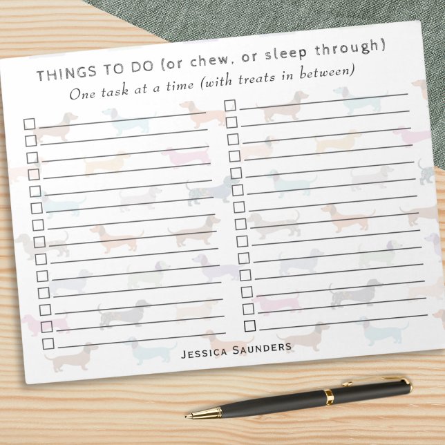 Funny färgfull Dachshund Sause Hund Sak to Do Anteckningsblock (A notepad with faded colorful sausage dogs background, custom name, and 'Things to Do' layout)