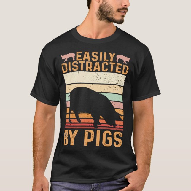 Funny Farm Piglet Easily Distracted By Pigs T Shirt (Framsida)