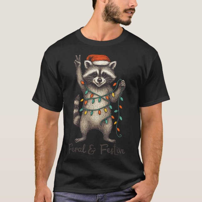 Funny Feral And Festive Raccoon Santa Hat Retro Ch T Shirt (Framsida)
