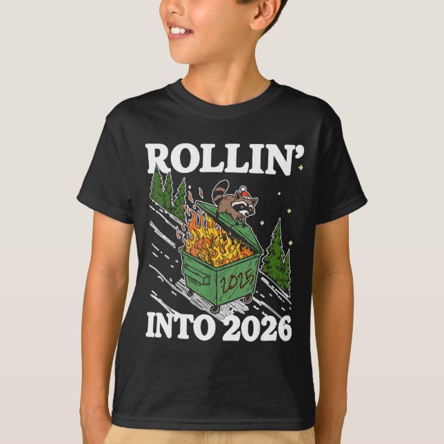 Funny Feral Raccoon Rollin' Into 2026 Happy New Ye T Shirt (Framsida)