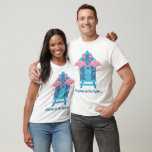 Funny Flamingo jul Ljus Beach Hut T Shirt<br><div class="desc">Lustigt Flamingo jul unisex t-shirt med flamingo par som dekorerar strandhinnan för helgdagarna och ord "Rigging up the Ljus". Tvätta stranden stil till bära till jul party och hela julhelgen till havs.</div>