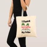 Funny Flamingo Tribe Matching Beach Bag för gruppe Tygkasse<br><div class="desc">Den här lysande och lekande flamingodesignen "I Found My Tribe" gör att perfekten matchar för strand resor, möhippor, flickors helg eller familjeåterföreningar. Med en snabb flamingosflock och ett djärvt anslutningsbudskap tillför detta tropiskt tematiska tillbehör färg, roligt och personlighet till varje utflykt. Vare sig den används som presentväska eller som daglig...</div>