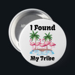 Funny Flamingo Tribe Matching Group Party Flair Knapp<br><div class="desc">Lägg till en stänk av tropisk roligt till nästa grupphändelse med den här uppspelande flaggan "Jag hittade min stam". Den här rundpennan är perfekt för flickors resor, möhippor, familjeåterföreningar och sommarsemester. Fäst den på skjortor, påsar eller hattar för enkel matchning, fotopar och party flair. Lättviktsfärgen och fullt av flamingoattityd är...</div>