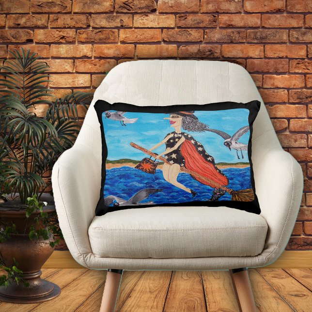 Funny Flies Witch Broom Cat Fiskmåsar Beach Prydnadskudde (Funny Witch in bathing suit flying on broom to beach seagulls on home decor decorative pillow.)