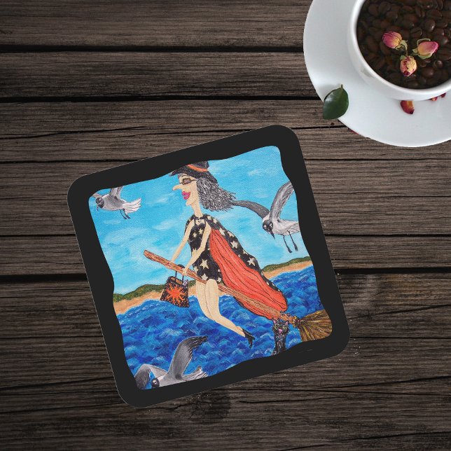 Funny Flies Witch Broom Cat Fiskmåsar Beach Underlägg Papper Kvadrat (Fun Flying Witch Seagulls in Bathing Suit going to the beach over ocean on paper drink coaster.)