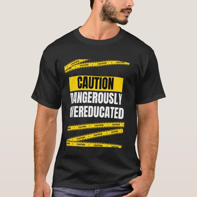 Funny försiktighet Farligt överutbildad T Shirt (Framsida)