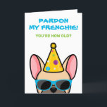 Funny Fransk Bulldog Light Fawn Frenchie Birthday Kort<br><div class="desc">Om du känner någon som kärlek fransk bulldog och har bra känsla för humor, så är detta roliga födelsedagskort idealiskt att skicka till dem på deras speciella dag. Utformningen illustrerar tecknad-stil med en ljusbelagd fransk av färgad, som bär en party hatt och solglasögon med texten "Pardon my frenchie! Hur gammal...</div>