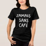 Funny Fransk Jamais Sans Café Coffee Quote Graphic T Shirt<br><div class="desc">Den här "Jamais Sans Café"-grafiken (aldrig utan kaffe) är perfekt för koffein älskare som inte kan börja sin dag utan en kopp kaffe! Den enkla men djärva svartvita typografin gör att den framträder, medan Fransken tillför en roligt, sofistikerad vrid. Idealisk för kaffeentusiaster och de som njuter av humorism tar på...</div>