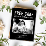 Funny Free Cake Photo Bröllop spara datum Meddelande Vykort<br><div class="desc">De här sparar datumvykorten för det roligt paret som inte kan vänta med att meddela sitt bröllop-datum. Modern fototypografi av typen "Fri kaka (och vi är gifta sig) i svartvitt anpassas med foton, namn, datum och plats för bröllop. Lägg till information om returadress och bröllop på baksidan av vykortet. Kontakta...</div>