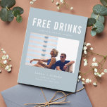 Funny Free Drinks Bröllop Blue Sparar datumet Meddelande Vykort<br><div class="desc">De här sparar datumkorten för det roligt paret som inte kan vänta med att sitt bröllop-datum med sin familj och sina vänner. Den moderna fotodesignen "Lediga drycker (och vi är gifta sig) i blått anpassas med fotot, namn, datum och plats för bröllop. Lägg till information om returadress och bröllop på...</div>