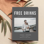 Funny Free Drinks Bröllop Grått Sparar datumet Meddelande Vykort<br><div class="desc">De här sparar datumkorten för det roligt paret som inte kan vänta med att sitt bröllop-datum med sin familj och sina vänner. Modern fotodesign "Lediga drycker (och vi är gifta sig) i grått anpassas med fotot, namn, datum och plats för bröllop. Lägg till information om returadress och bröllop på baksidan...</div>