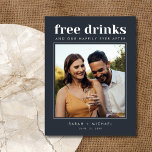 Funny Free Drinks Bröllop Photo Save Date Meddelande Vykort<br><div class="desc">De här sparar datumkorten för det roligt paret som inte kan vänta på att fira i bröllop med sin familj och sina vänner. Modern fototypografi "Fri dryck och bröllop på sidan" är en av våra mest populära modeller! Dina gäster från bröllop kommer att kärlek den. Anpassa med foto- och bröllop-information...</div>
