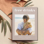Funny Free Drinks Bröllop Photo Save Date Meddelande Vykort<br><div class="desc">De här sparar datumkorten för det roligt paret som inte kan vänta på att fira i bröllop med sin familj och sina vänner. Modern fototypografi "Fri dryck och bröllop på sidan" är en av våra mest populära modeller! Dina gäster från bröllop kommer att kärlek den. Anpassa med foto- och bröllop-information...</div>