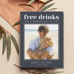 Funny Free Drinks Bröllop Photo Save Date Meddelande Vykort<br><div class="desc">De här sparar datumkorten för det roligt paret som inte kan vänta på att fira i bröllop med sin familj och sina vänner. Modern fototypografi "Fri dryck och bröllop på sidan" är en av våra mest populära modeller! Dina gäster från bröllop kommer att kärlek den. Anpassa med foto- och bröllop-information...</div>